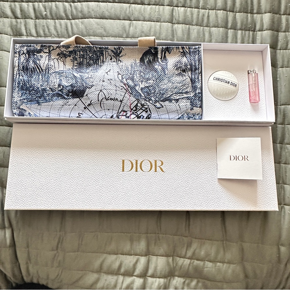 đ CHRISTIAN DIOR Ltd Ed âAround the Worldâ Raffia Tote Bag w/ Lotion & Lip Balm - Picture 12 of 12